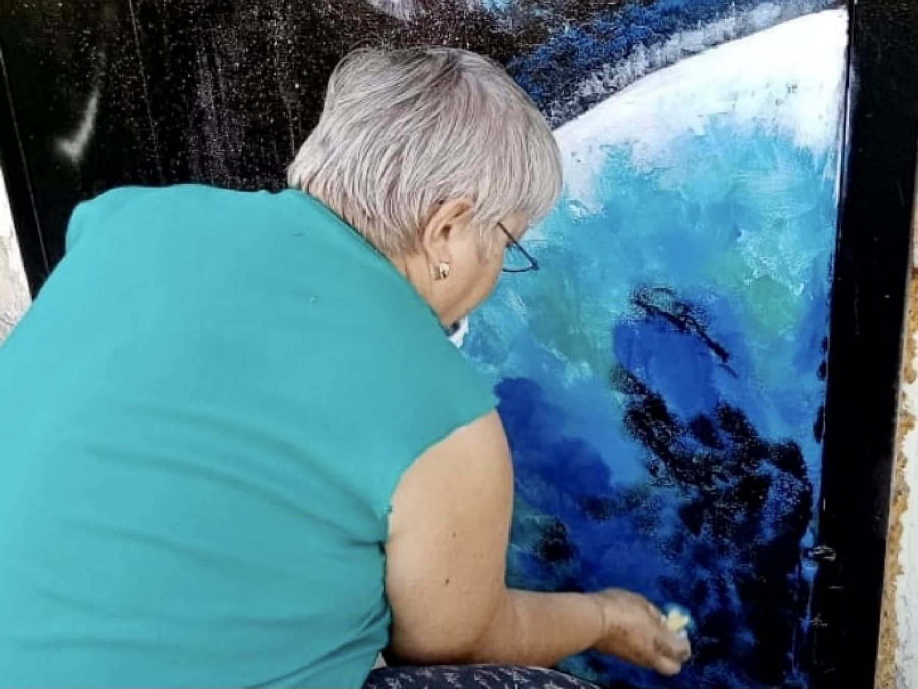 Портал во Вселенную: пенсионерка из Бийска раскрасила дверь своего подъезда