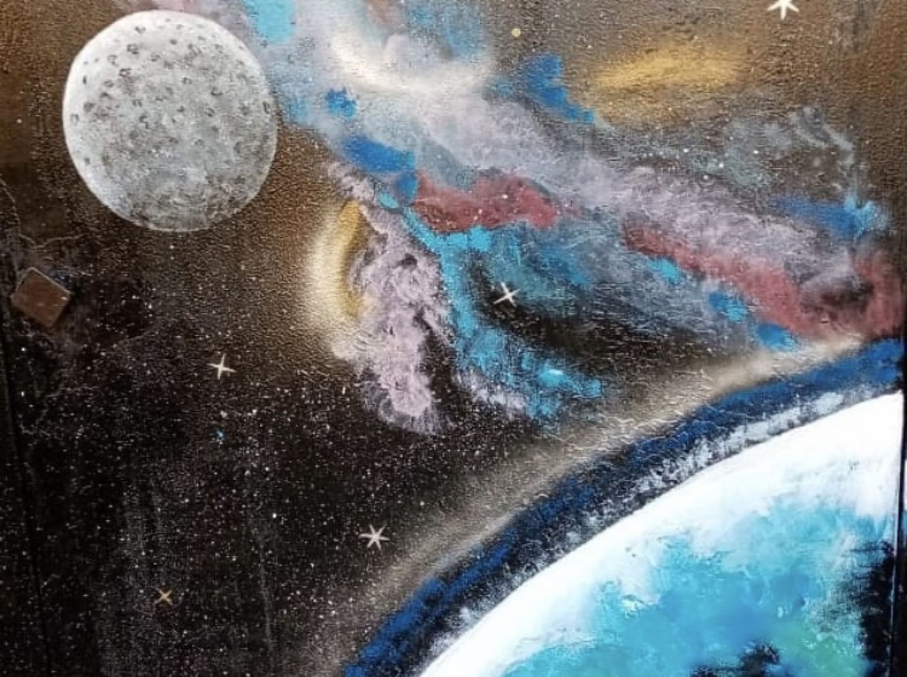 Портал во Вселенную: пенсионерка из Бийска раскрасила дверь своего подъезда