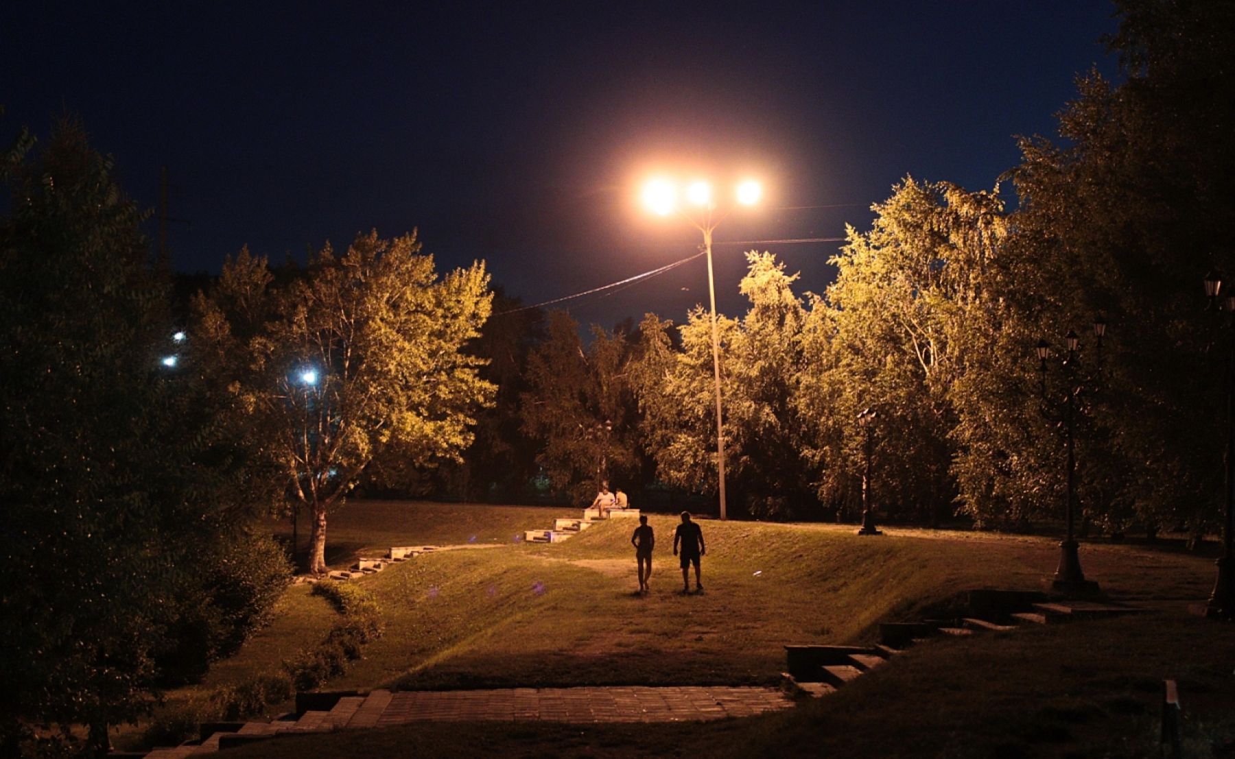 В Бийске меняют старые светильники и строят новые линии освещения
