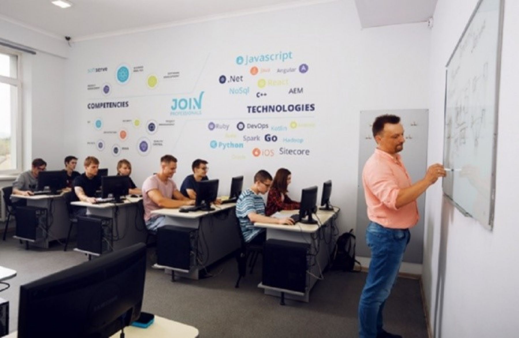 Без зубрежки и уроков: как на IT-курсах школьников готовят для работы в Google