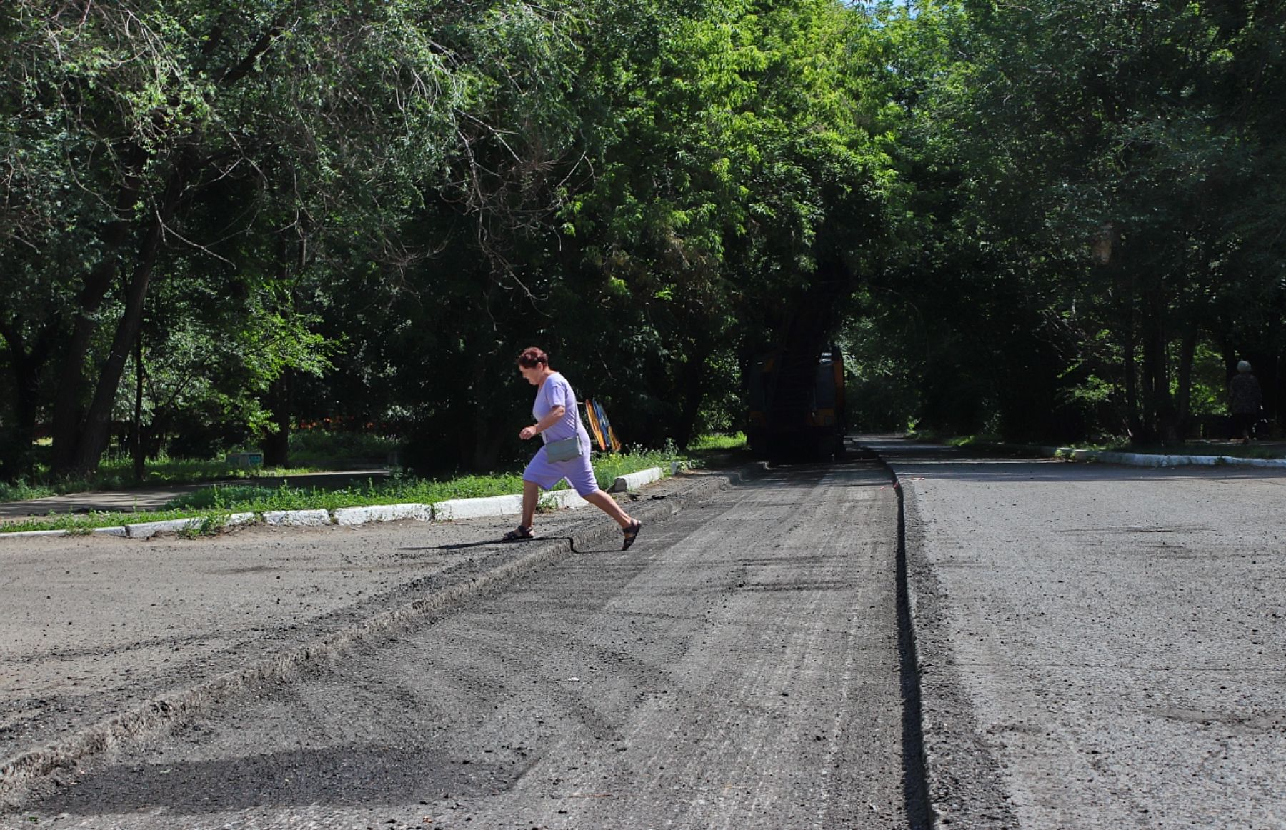 Бийчане жалуются, что при ремонте дороги срезают хороший асфальт