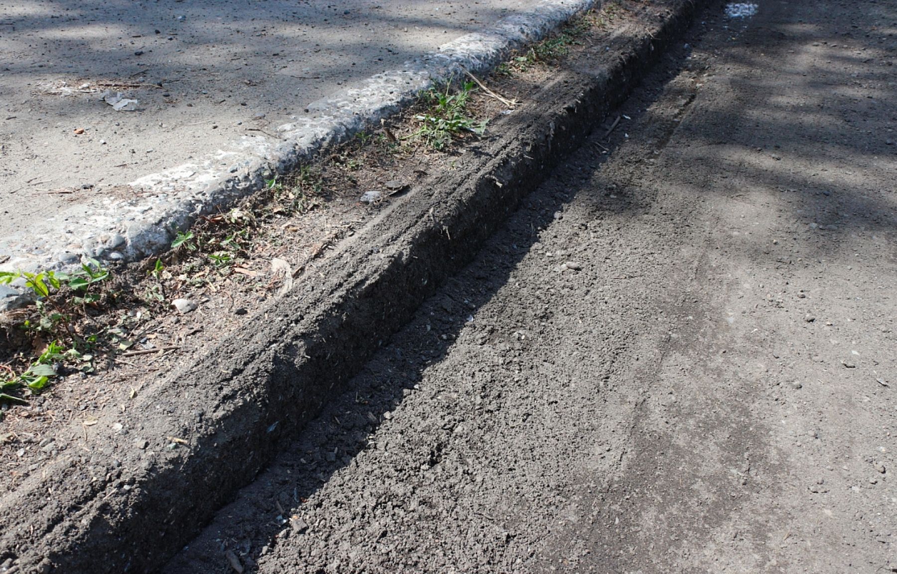 Бийчане жалуются, что при ремонте дороги срезают хороший асфальт