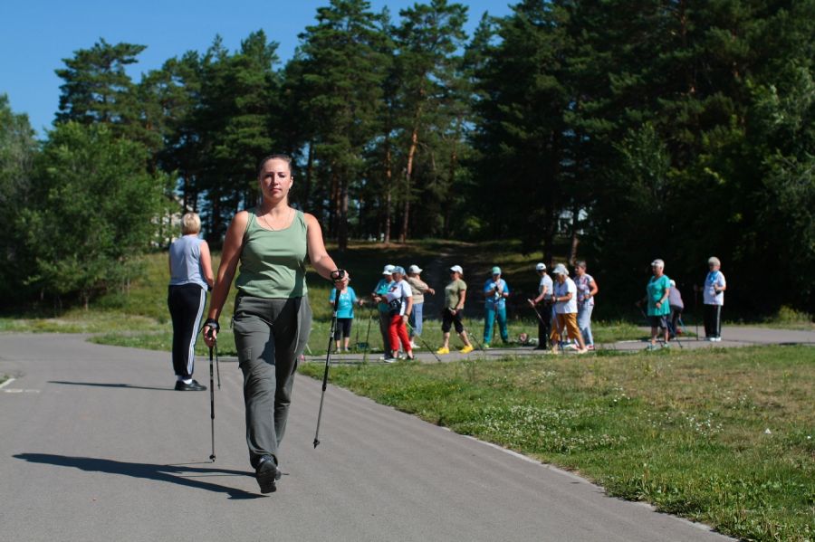 Приходите к нам ходить: в Бийске все больше любителей скандинавской ходьбы 