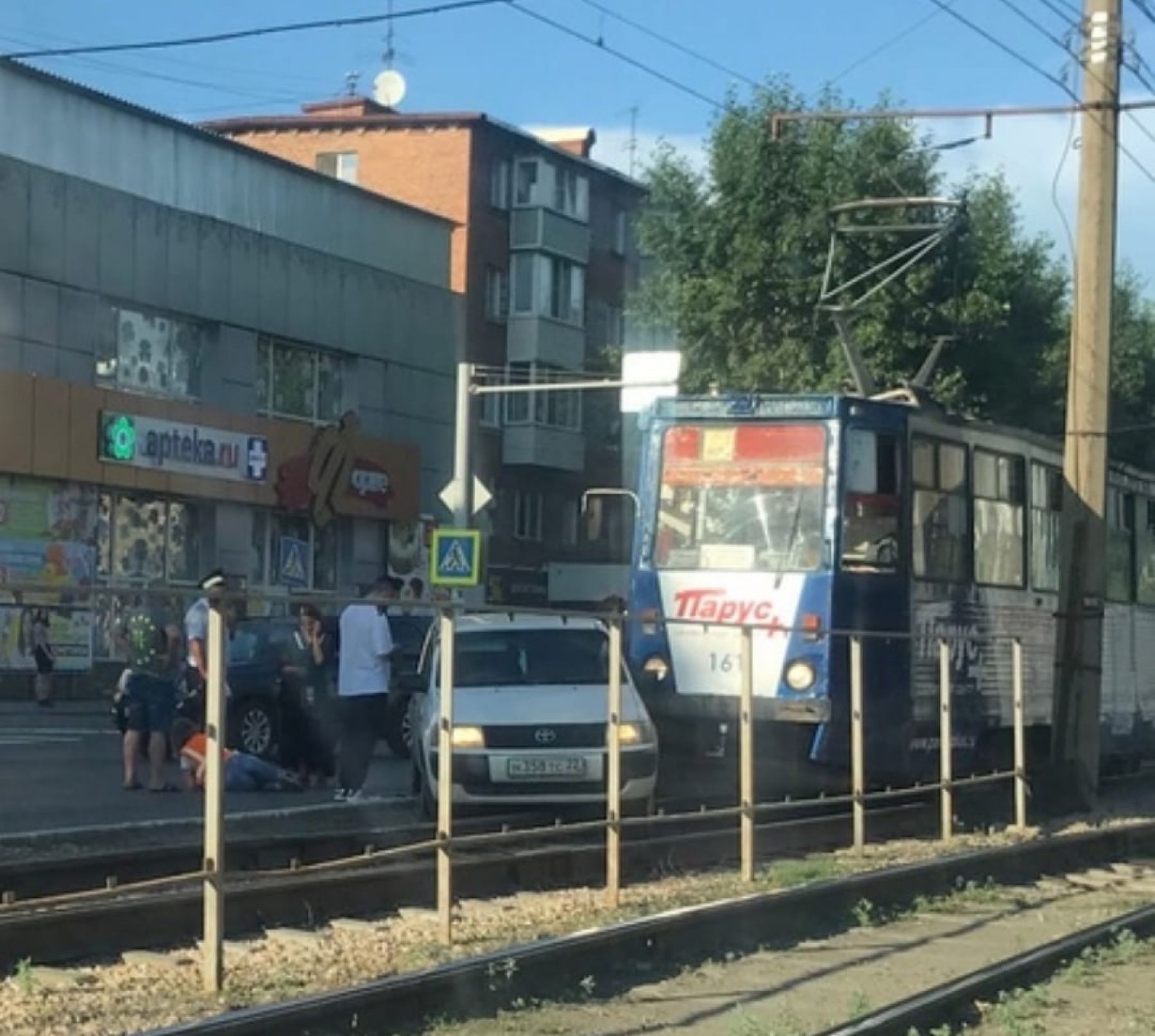 В двойном ДТП с трамваем в Бийске женщина получила серьезные травмы ног