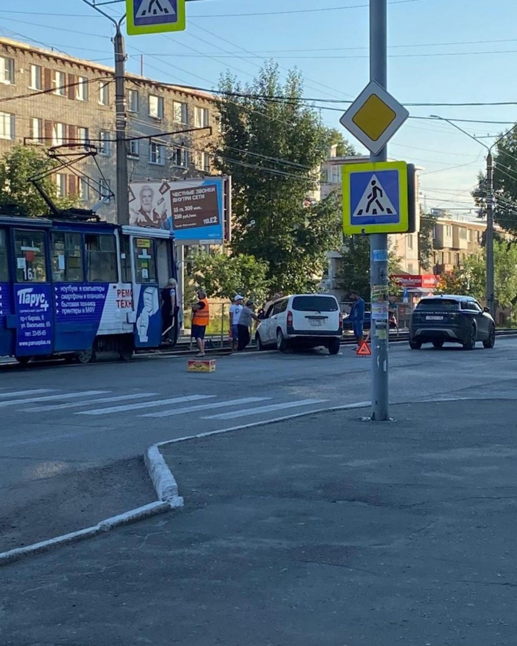 В двойном ДТП с трамваем в Бийске женщина получила серьезные травмы ног