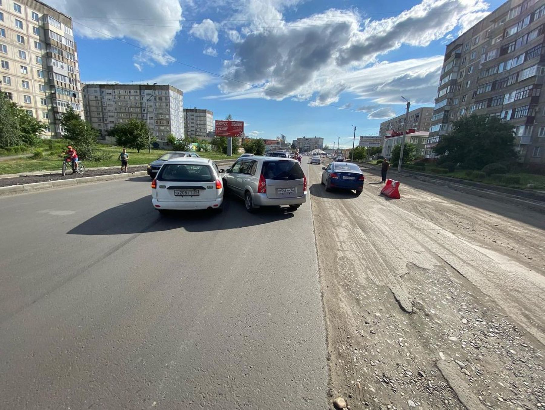 На свежем асфальте улицы Советской в Бийске два водителя не поделили полосы