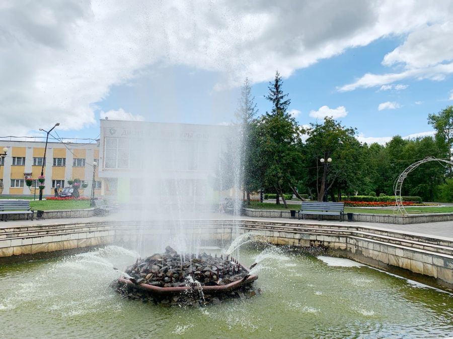 Где в бийске можно. Фонтан в Прохладном. Бийск фонтан в центре. Фонтан в центре в 1990 году Бийск. Старый фонтан Бийск.