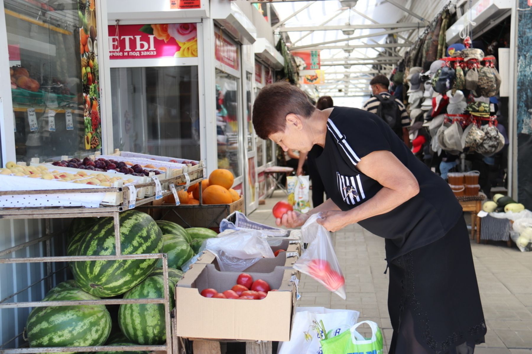 Все на рынок: цены на овощи и фрукты стали снижаться 