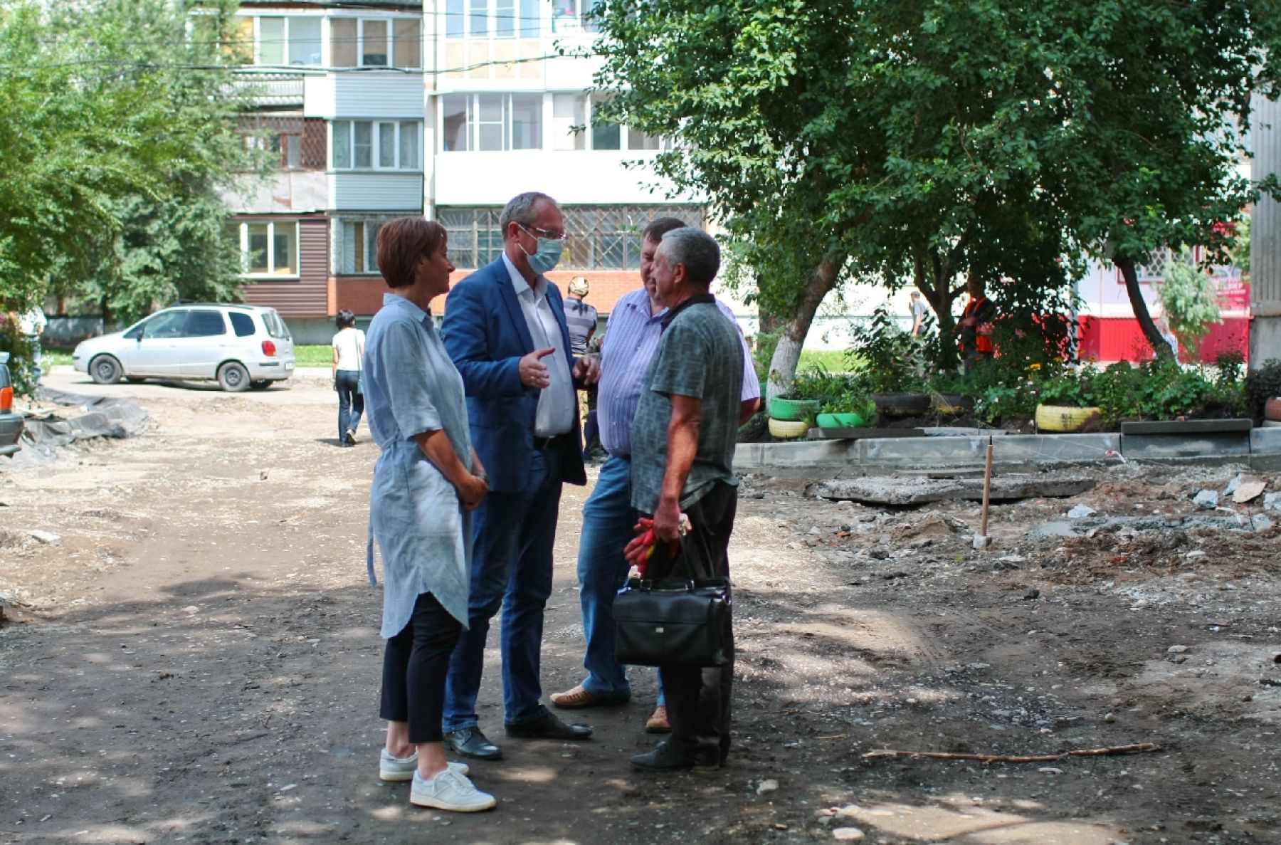 Бийчане просят при ремонте дворов обратить внимание на дорожки и клумбы