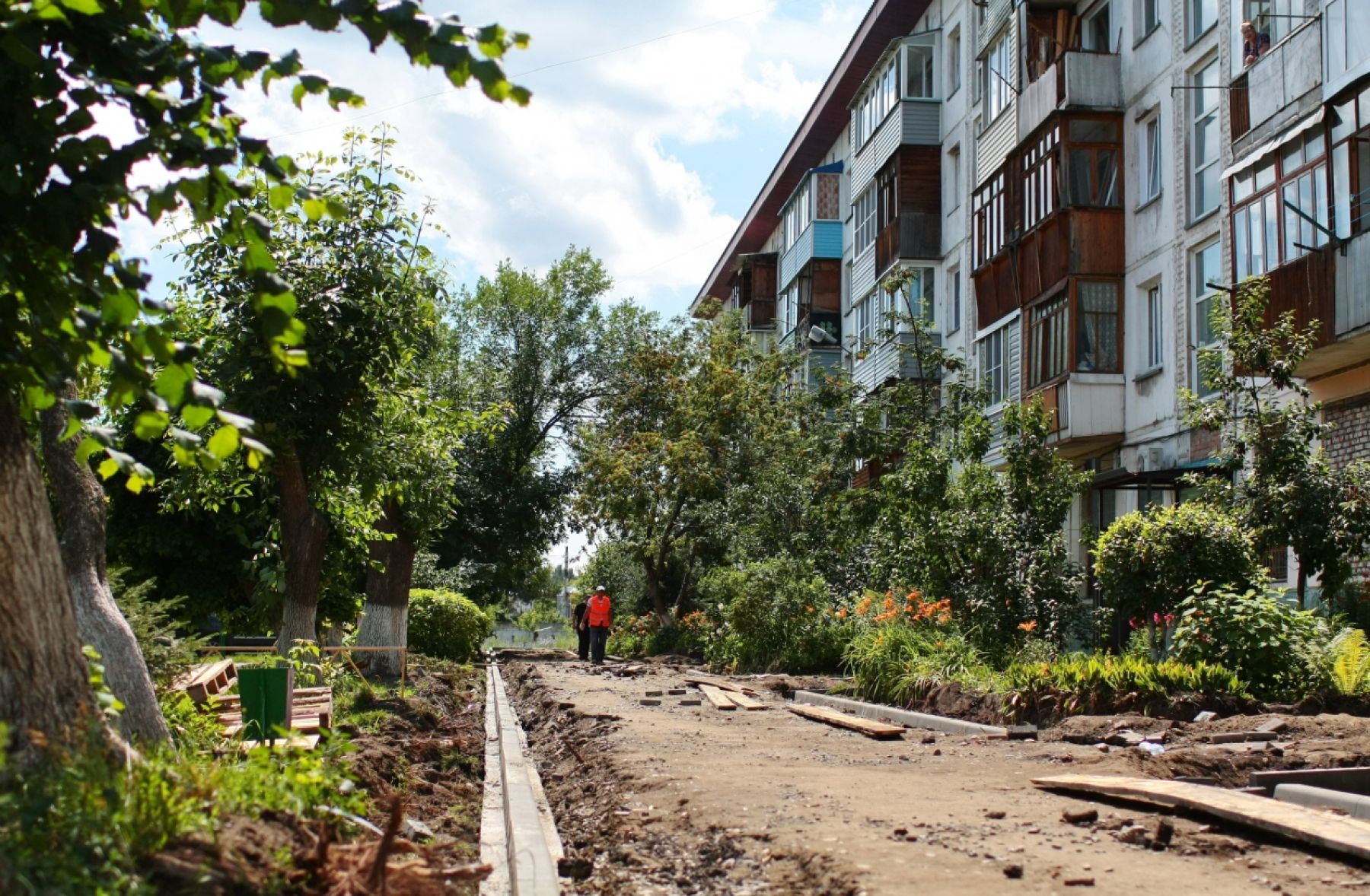 Бийчане просят при ремонте дворов обратить внимание на дорожки и клумбы