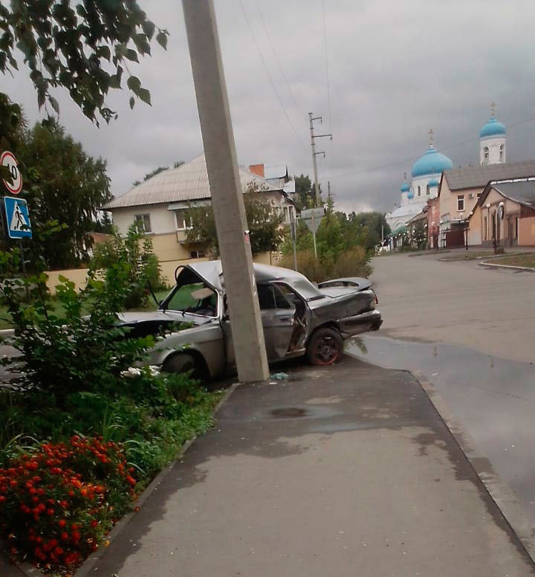 Опубликованы шокирующие фото ДТП в старом центре 