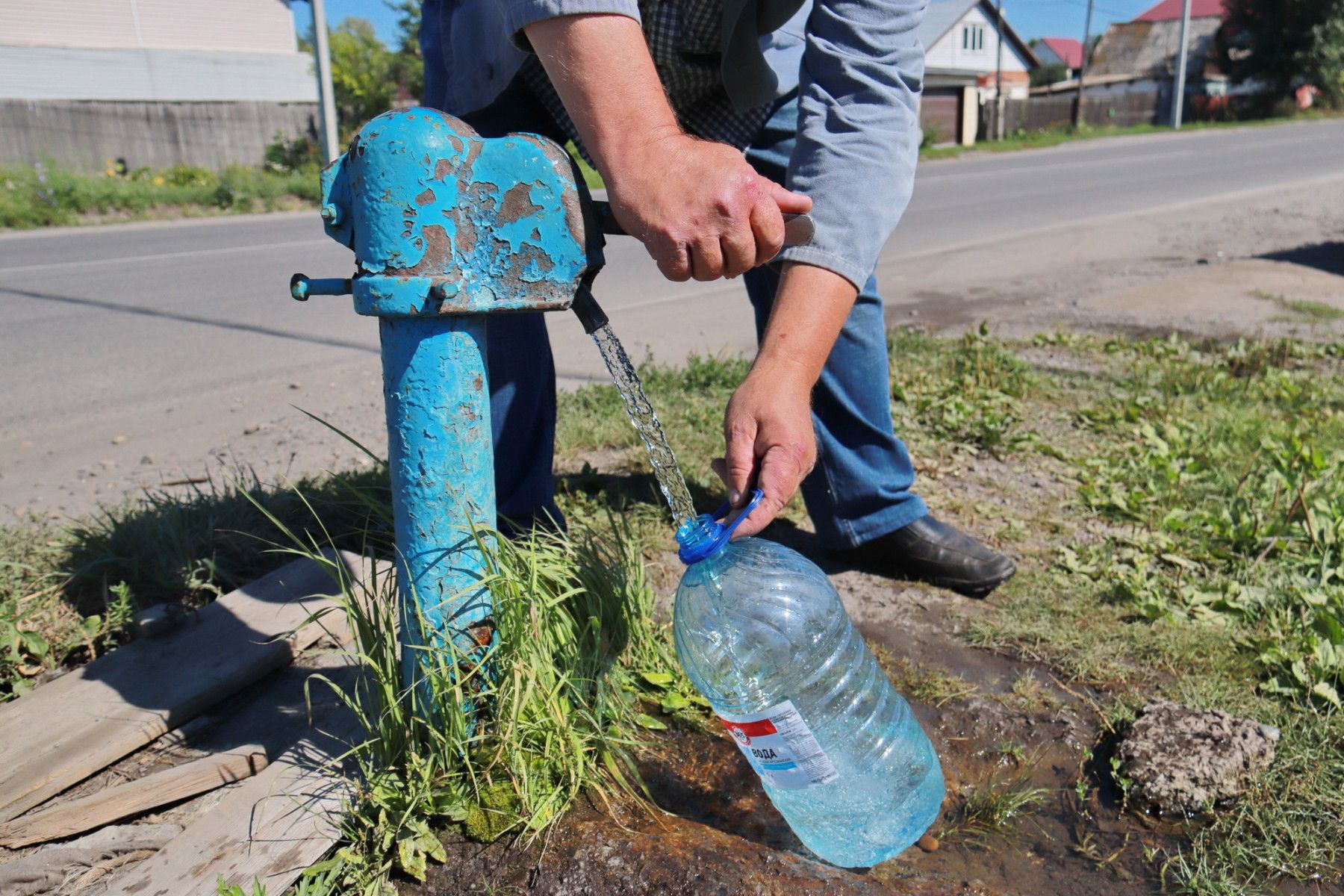 Лей, лей, не жалей! Какая вода в уличных колонках Бийска и кто ее оплачивает