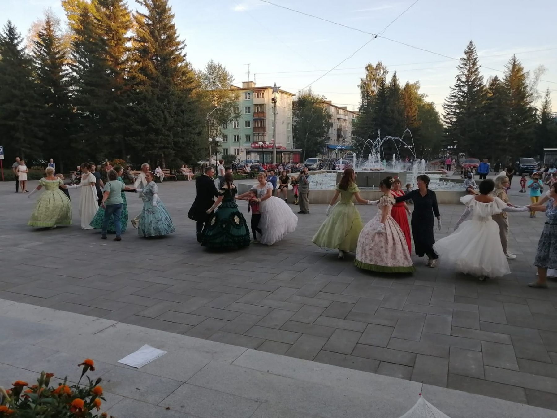 Как в настоящем дворце: в Бийске на площади ГДК обучали старинным танцам