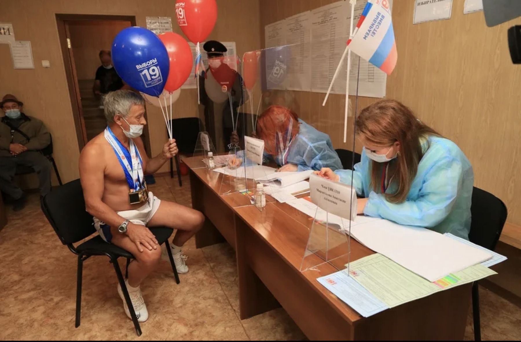 Алтайский «морж» пришёл на выборы в одних шортах и облился водой