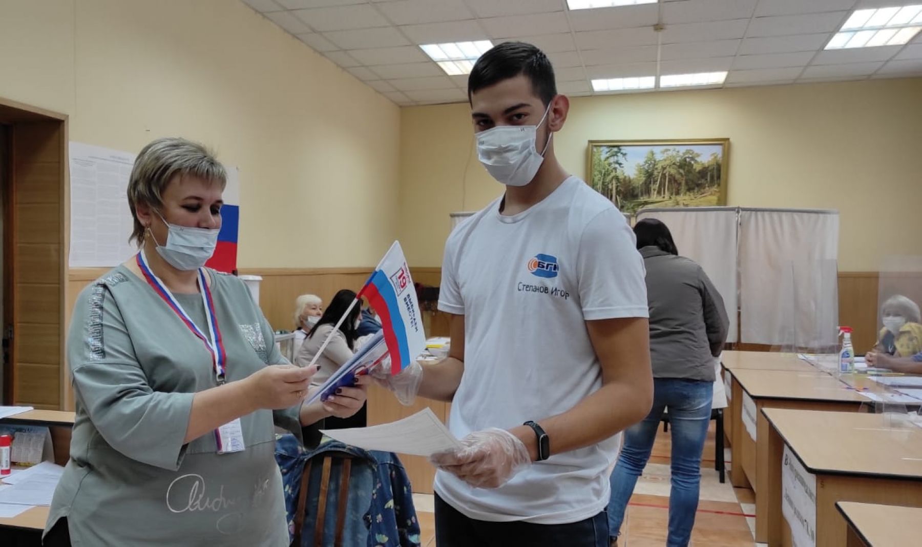 И стар, и млад: кто посетил избирательные участки в Бийске в третий день выборов