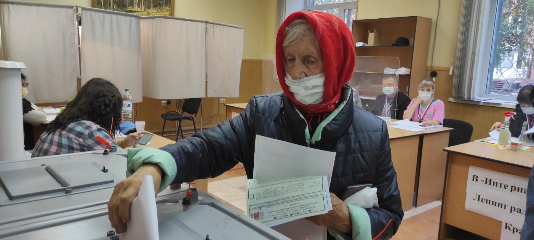 И стар, и млад: кто посетил избирательные участки в Бийске в третий день выборов
