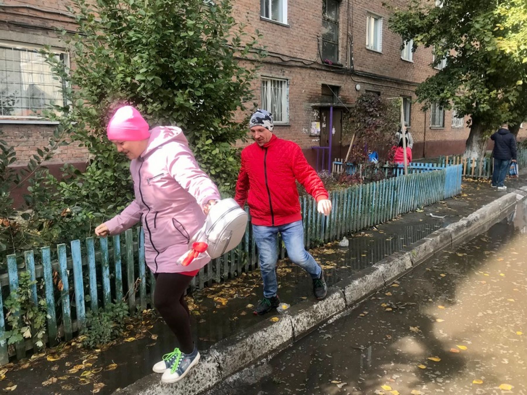 Не надо слов и паники: в Бийске несколько дворов тонут в воде и мусоре 