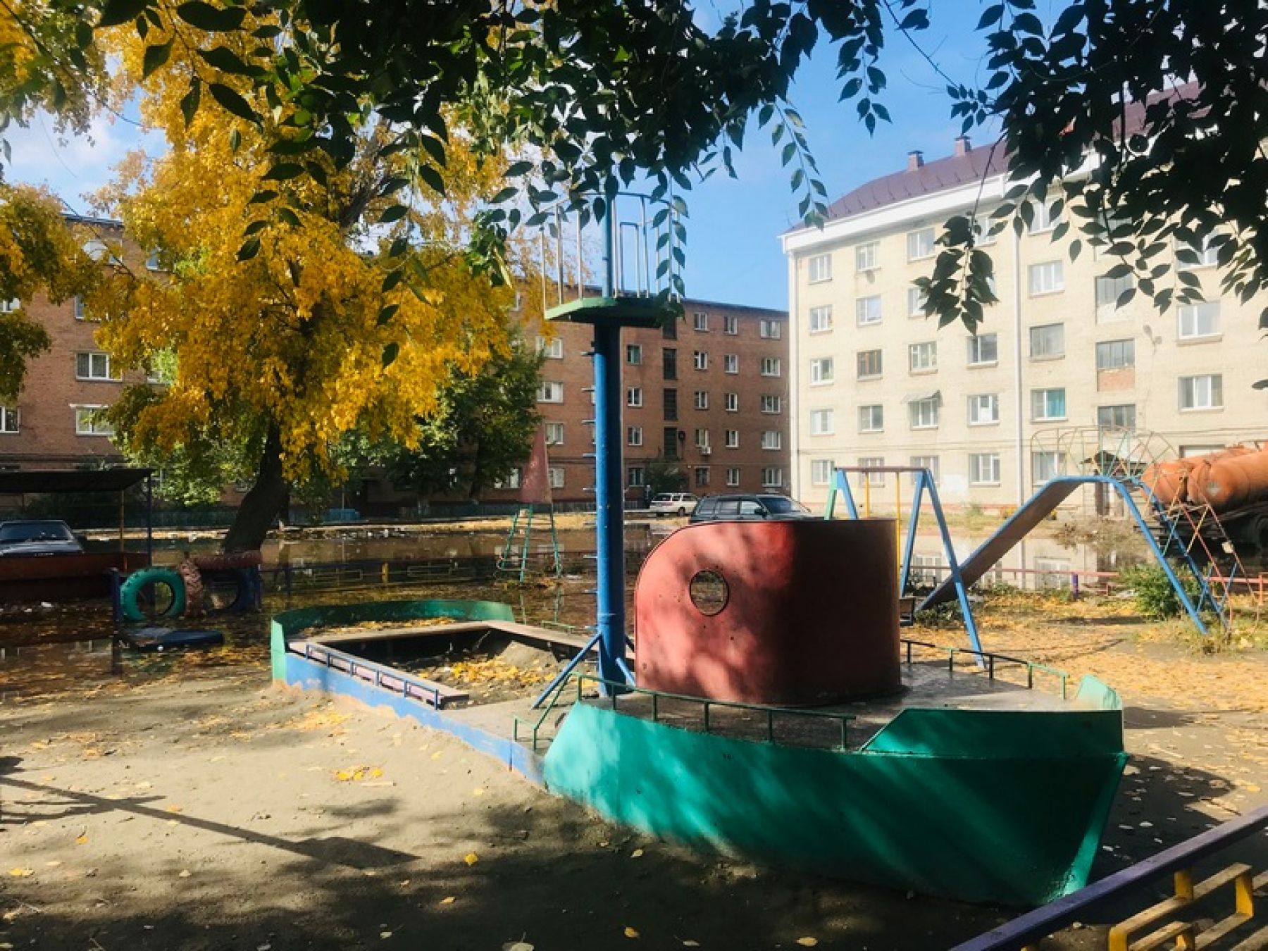 Не надо слов и паники: в Бийске несколько дворов тонут в воде и мусоре 