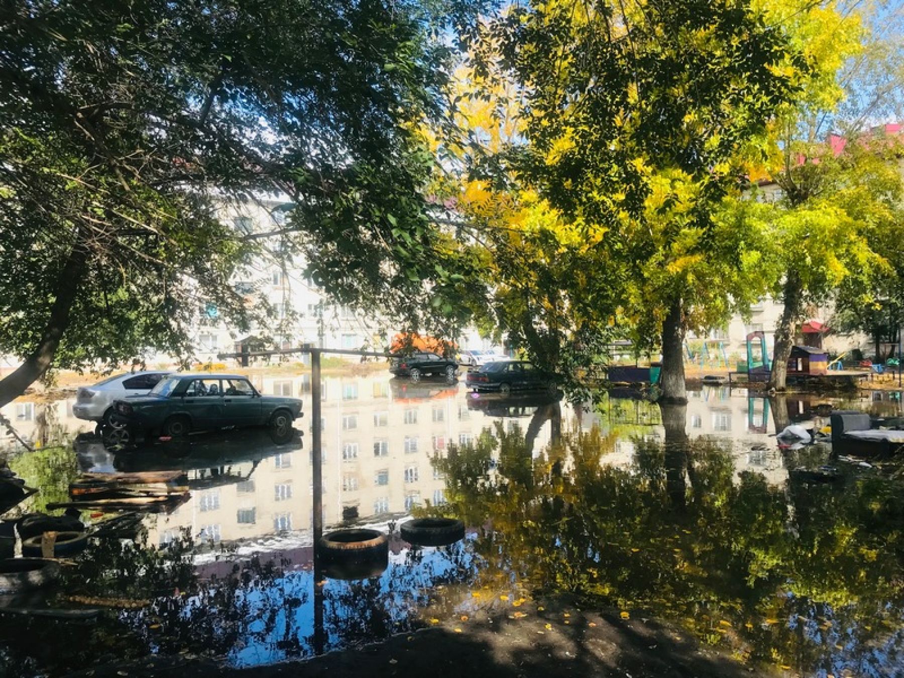 Не надо слов и паники: в Бийске несколько дворов тонут в воде и мусоре 