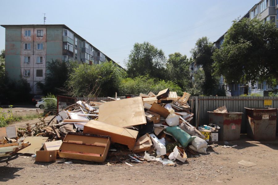 В Бийске жители частного сектора ждут «мусорную машину» в любую погоду