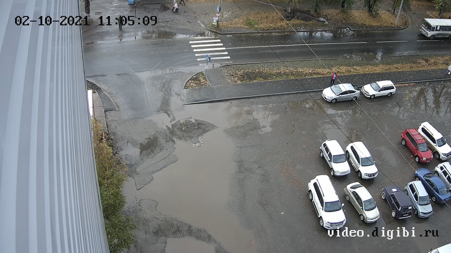 С огромной лужей в районе АБ коммунальщики Бийска боролись два дня