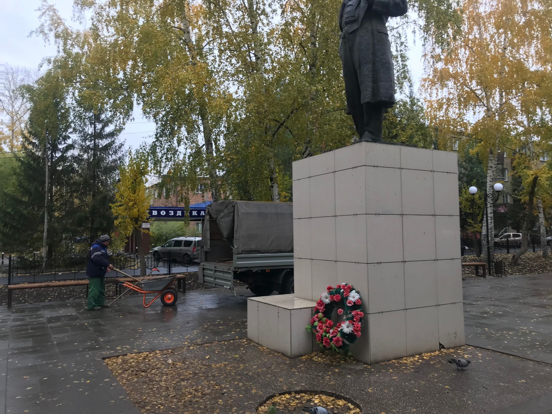 Даже в небольшой дождь благоустройство площади 9 Января продолжается