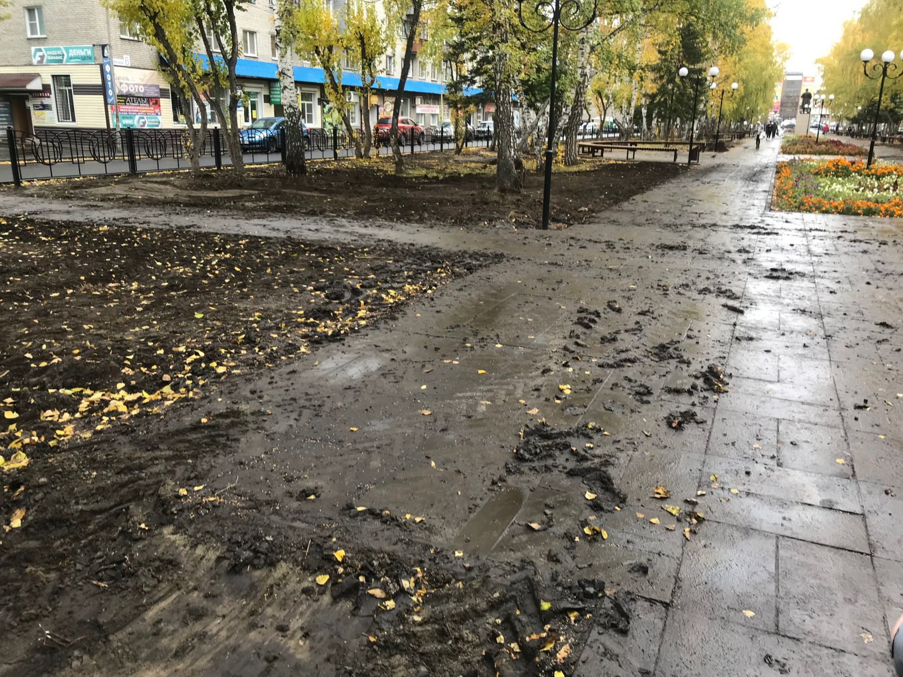 Земля для будущего газона оказалась еще и на тротуаре