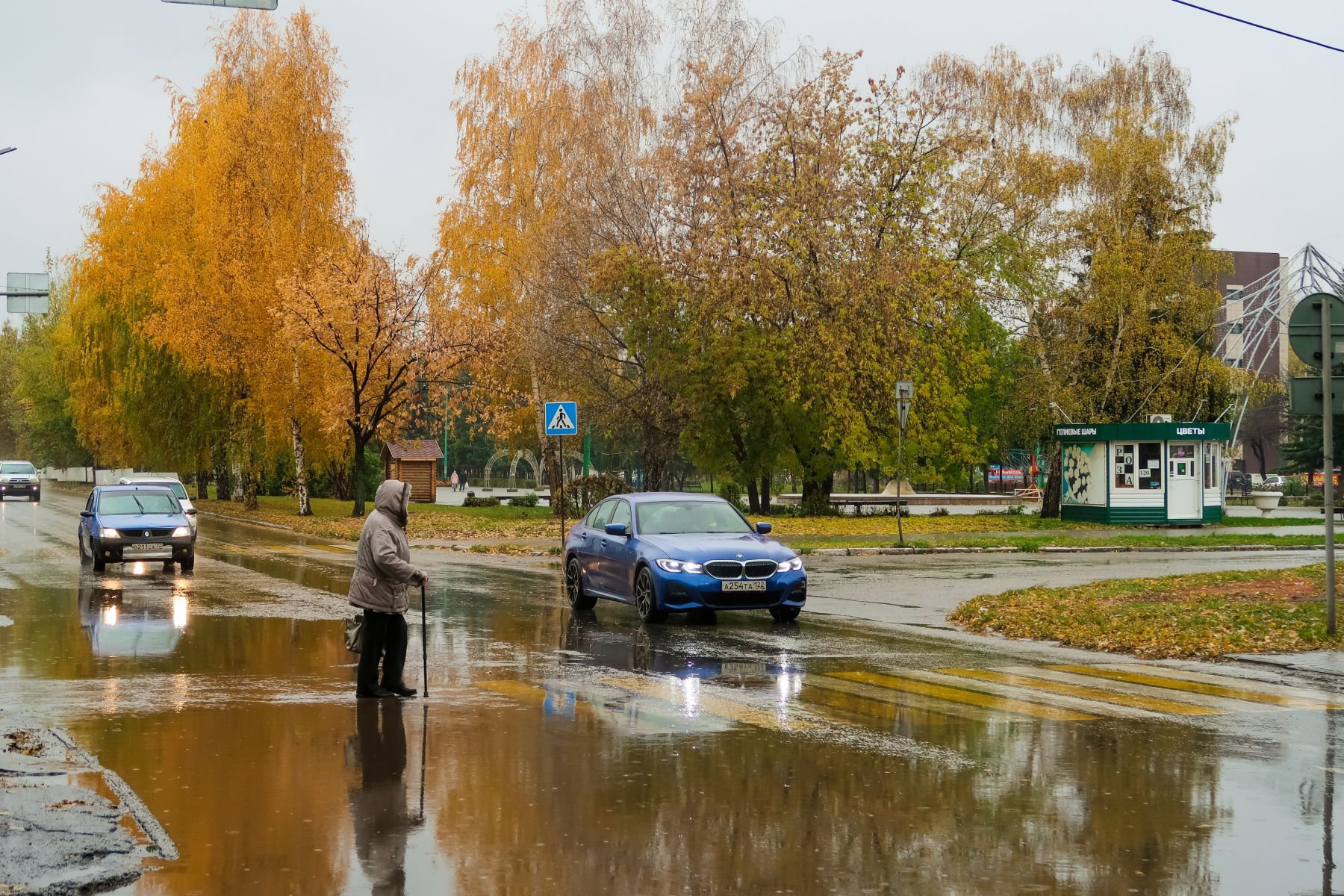 У некоторых нет другого выхода, как брести по луже