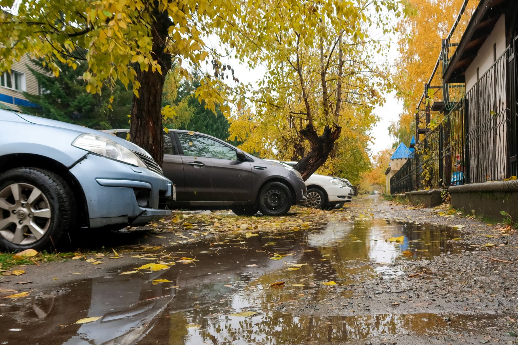 Тротуар по пер.Дружный в дождь и грязь становится непроходимым