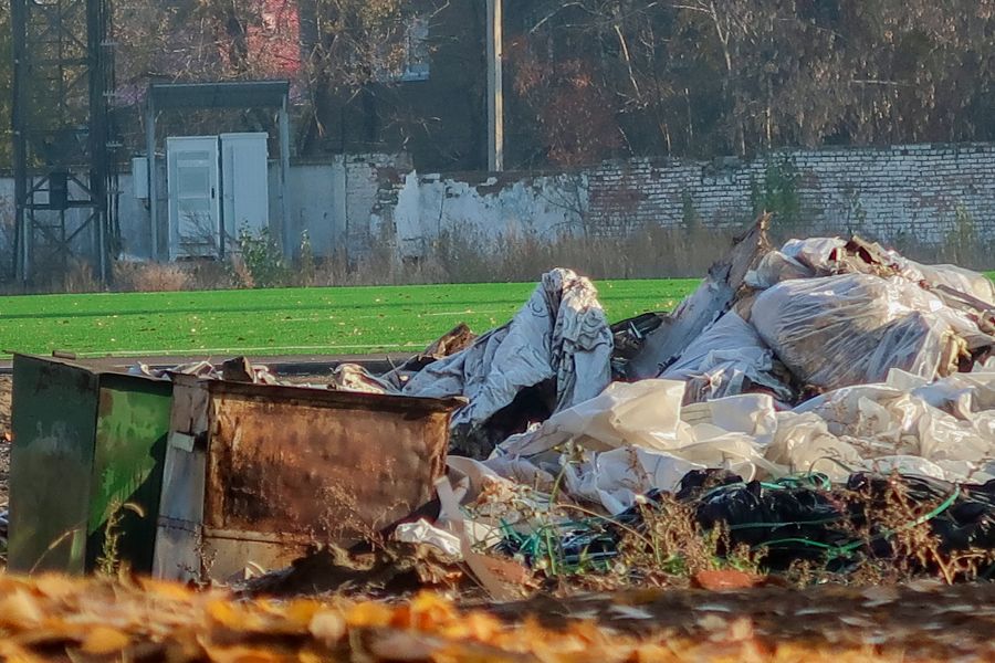 С бывшего стадиона было вывезено большое количество мусора