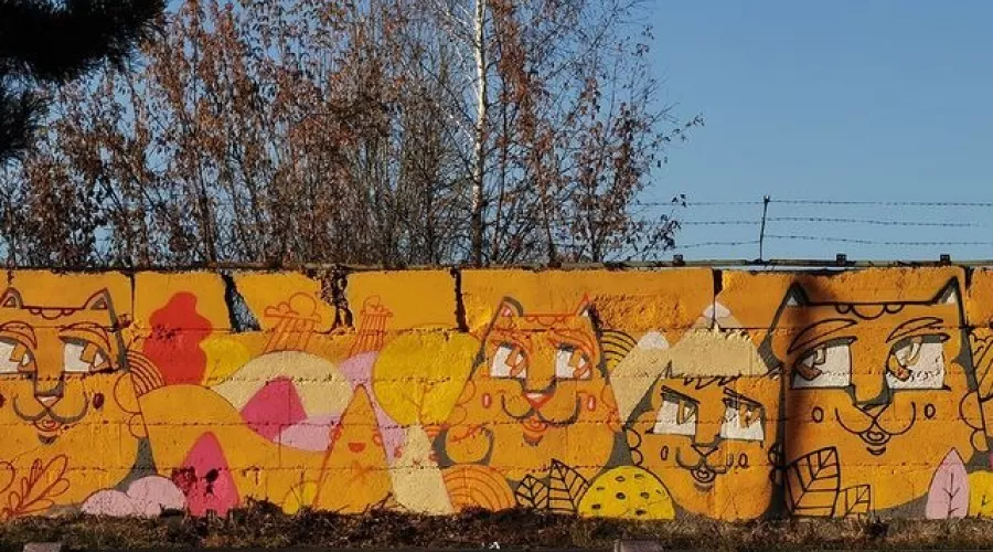 Коты от Ивана Уса на стене Льнокомбината