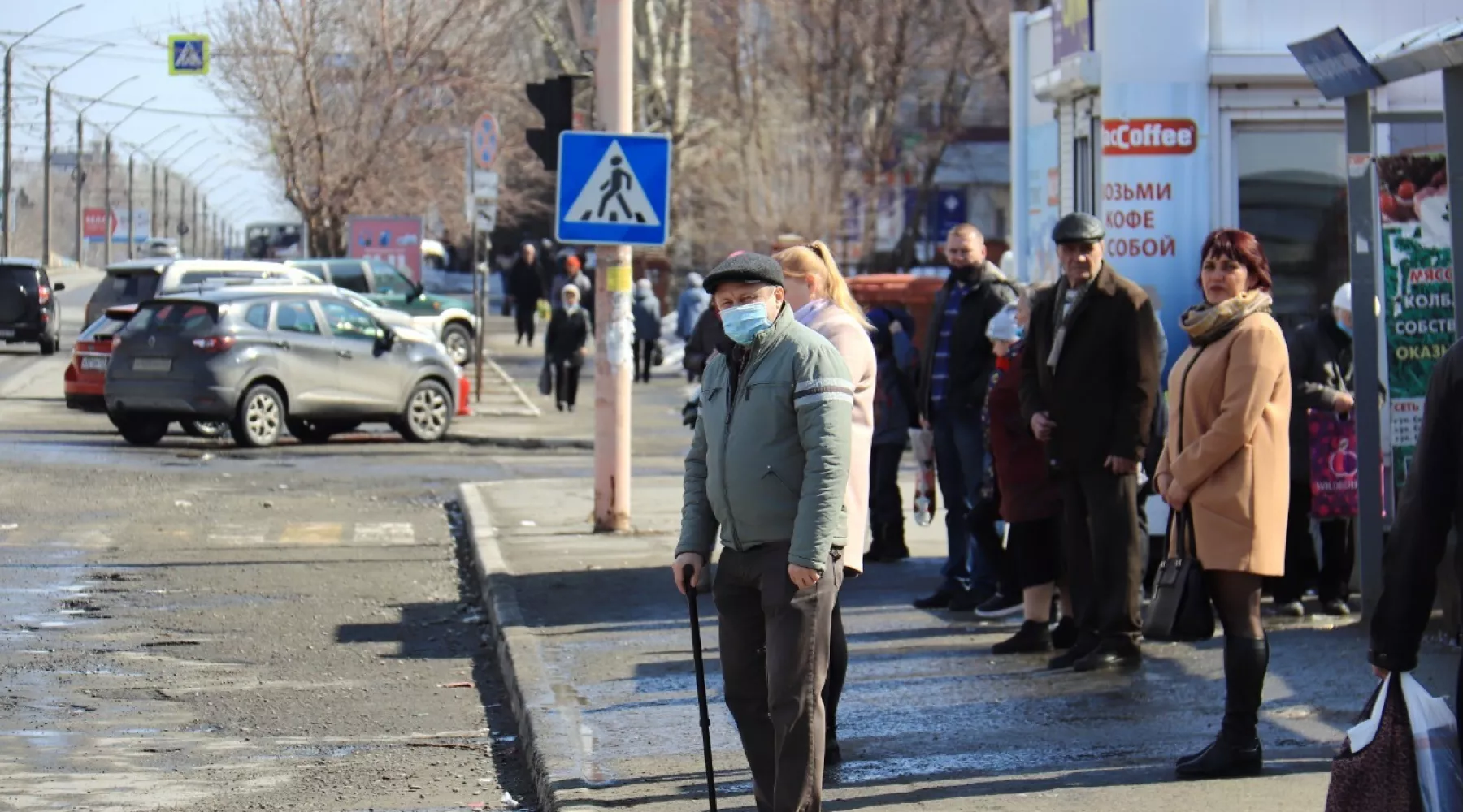 Люди. Остановка общественного транспорта 