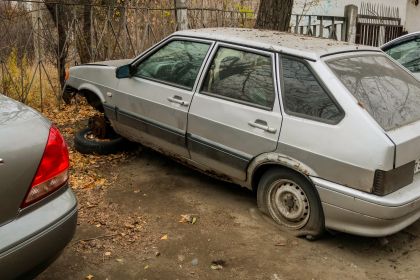 Ремонт автомобиля под окнами жилого дома