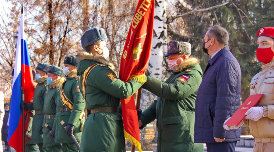 Церемония передачи Бийску Боевого Знамени