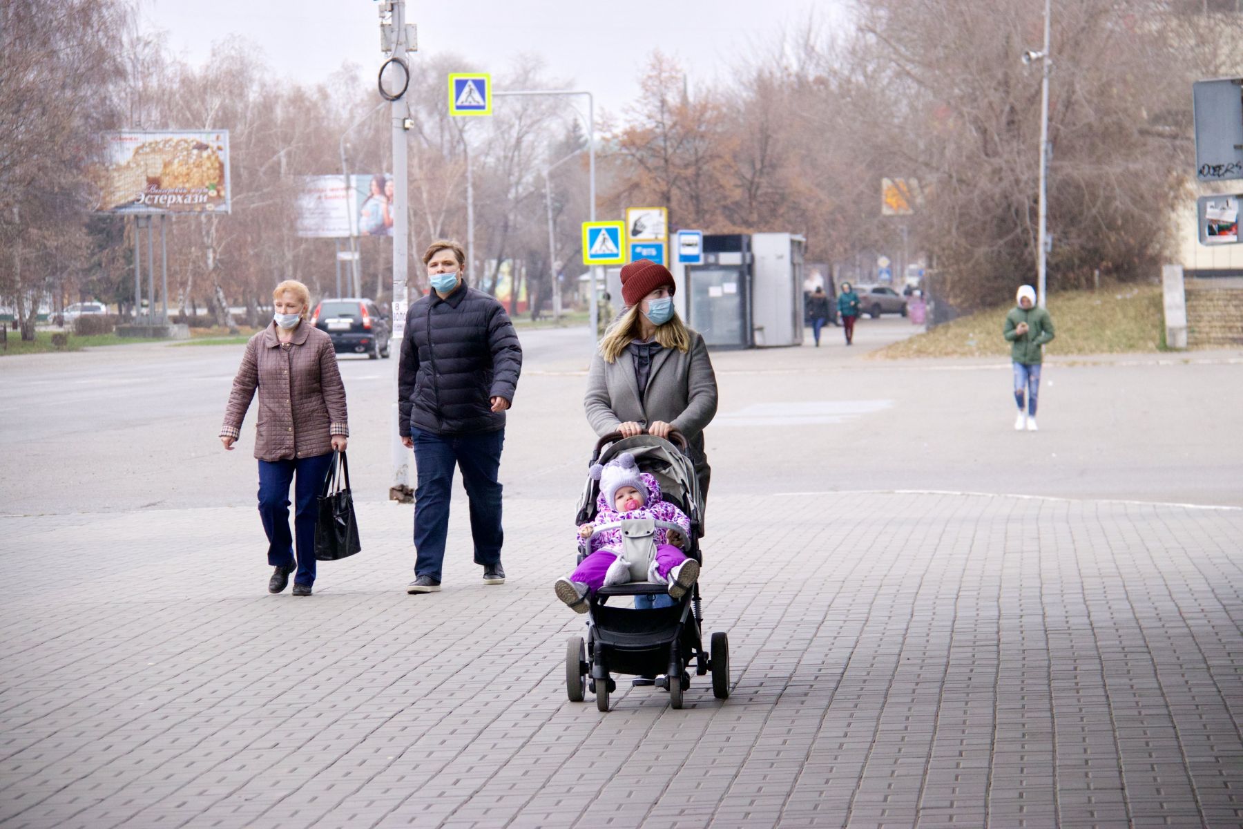 Некоторые люди даже на улицах продолжают находиться в масках