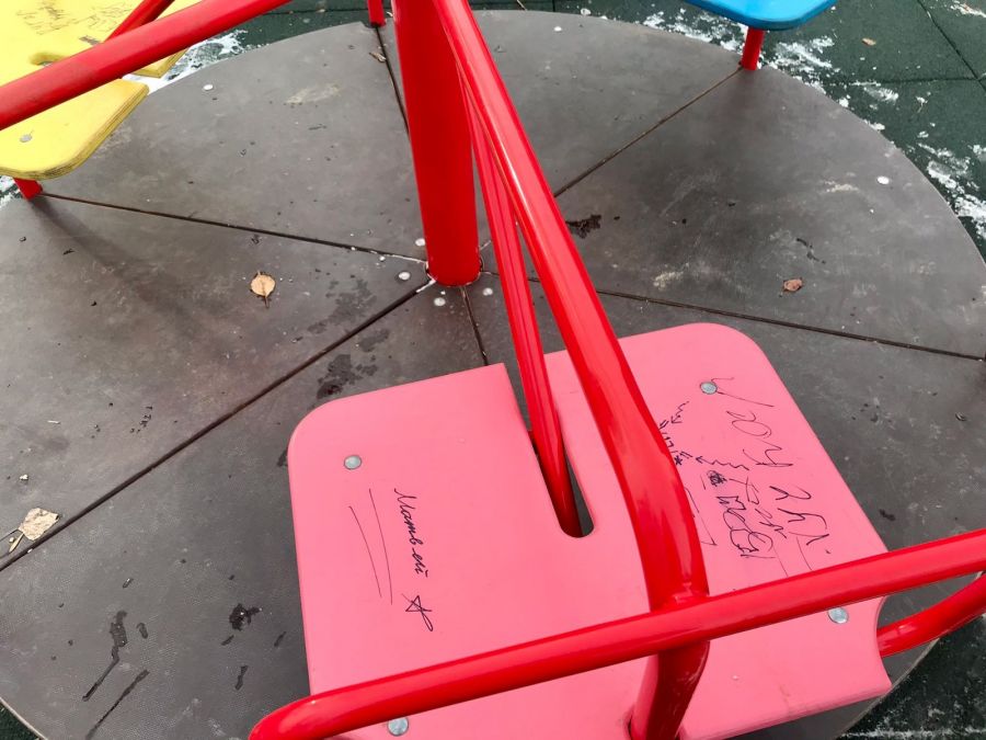Вандалы уже исписали маркером яркие сиденья детской карусели в парке