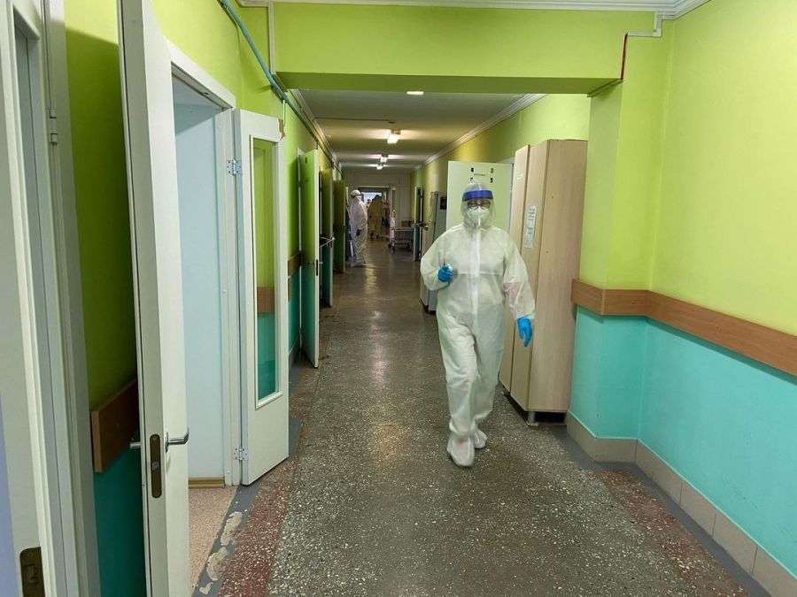 Работа врачей в ковидном госпитале организована посменно, круглосуточно
