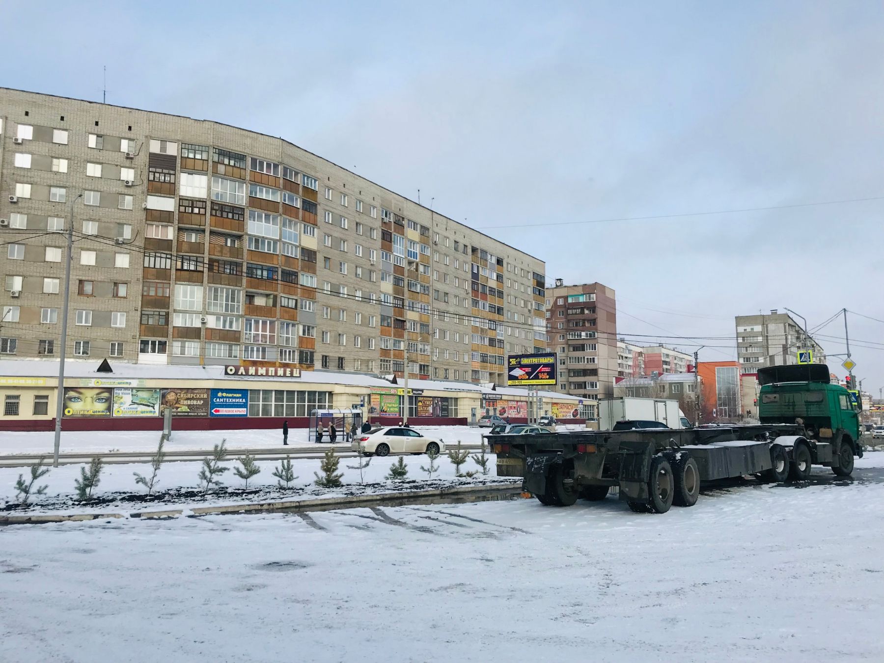 Жизнь возле посадки просто кипит: транспорт, люди, и никакой защиты от непогоды