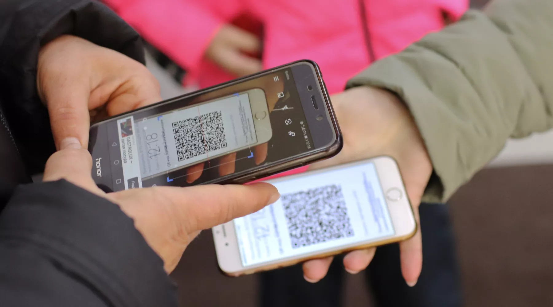 Посетитель предъявляет QR-код для проверки при входе в ТЦ