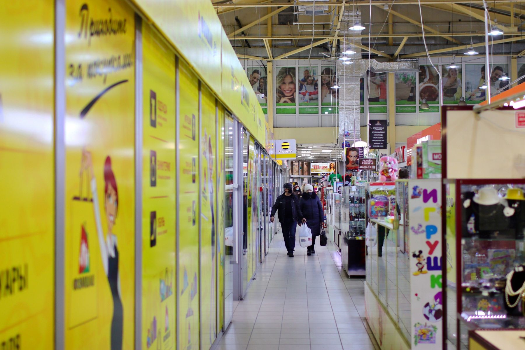 В торговых центрах народ есть, но его не так много, как раньше