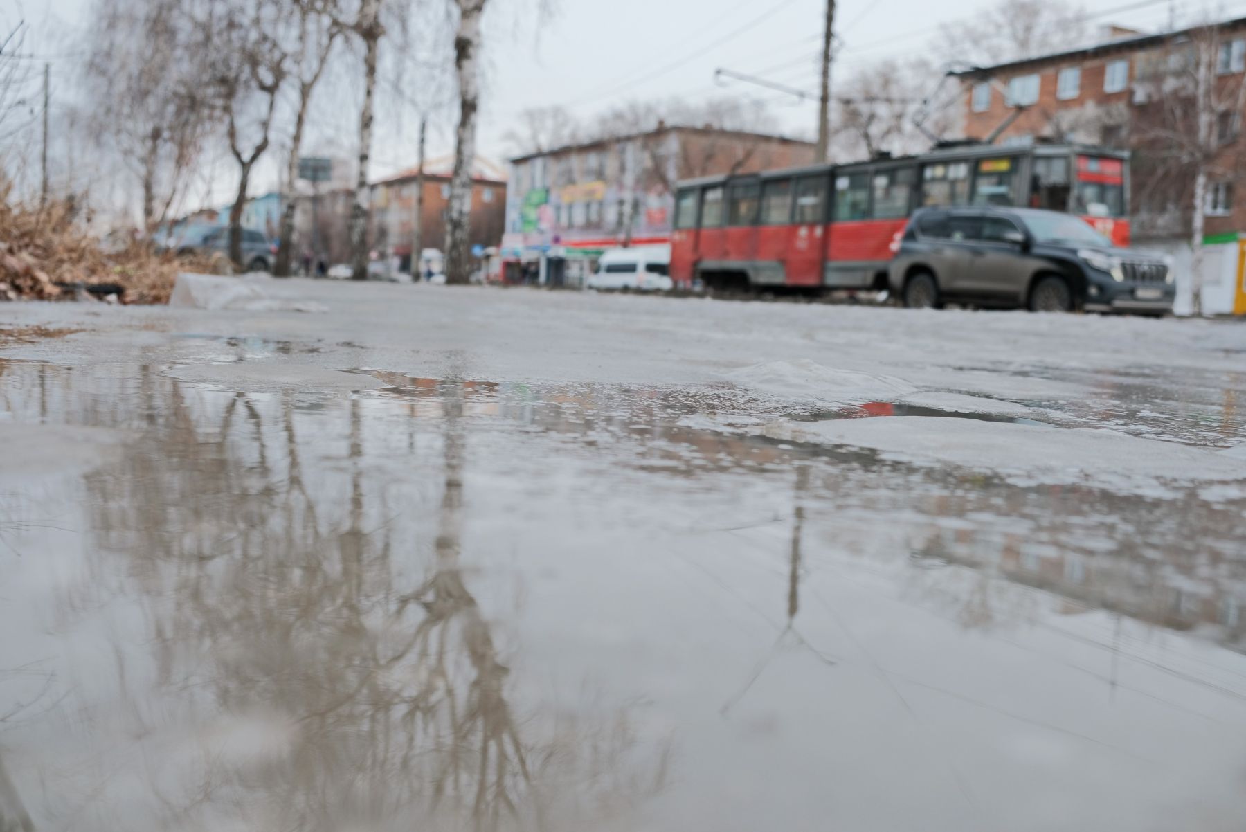 Растаявшие лужи за ночь застыли, и превратились в каток