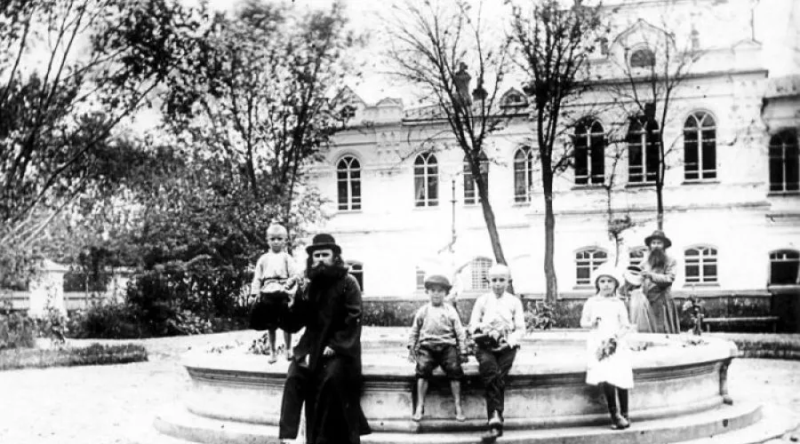 Фонтан у Архиерейского дома в Бийске, начало XX века