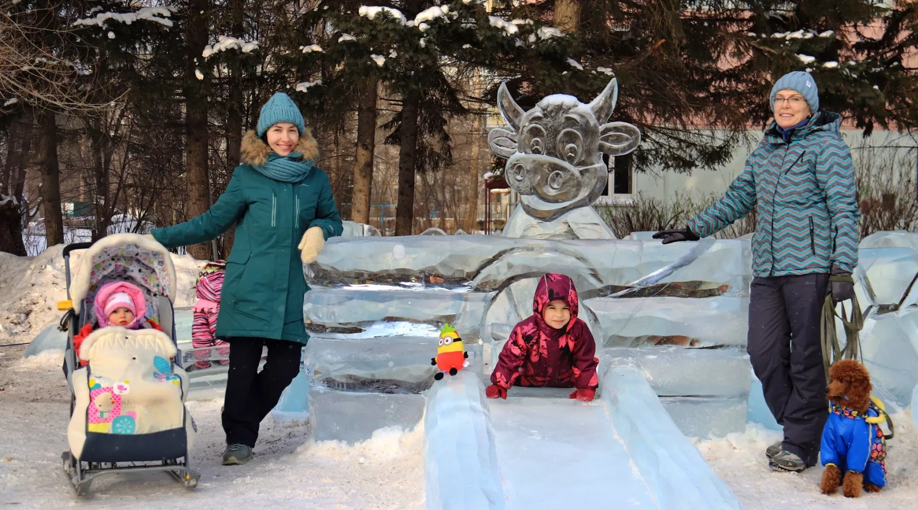 Мамы с детьми. Зимний городок. Ледовые фигуры