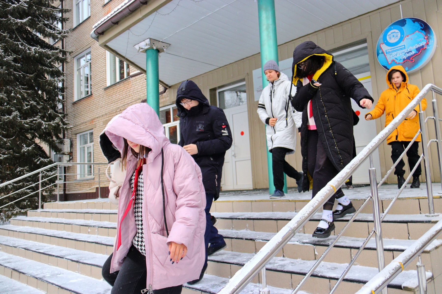 Даже в чрезвычайной ситуации, детям дают время одеться, потому что на улице - зима