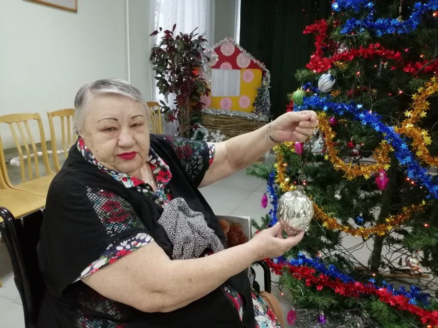 Людмила Михайловна передала свои памятные игрушки на ёлочку, которая порадует всех