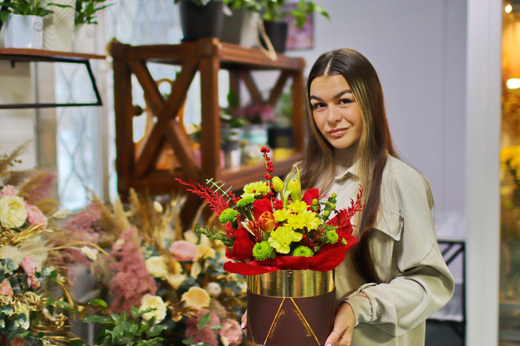 Новогодние букеты можно составить даже с ветками ёлочки