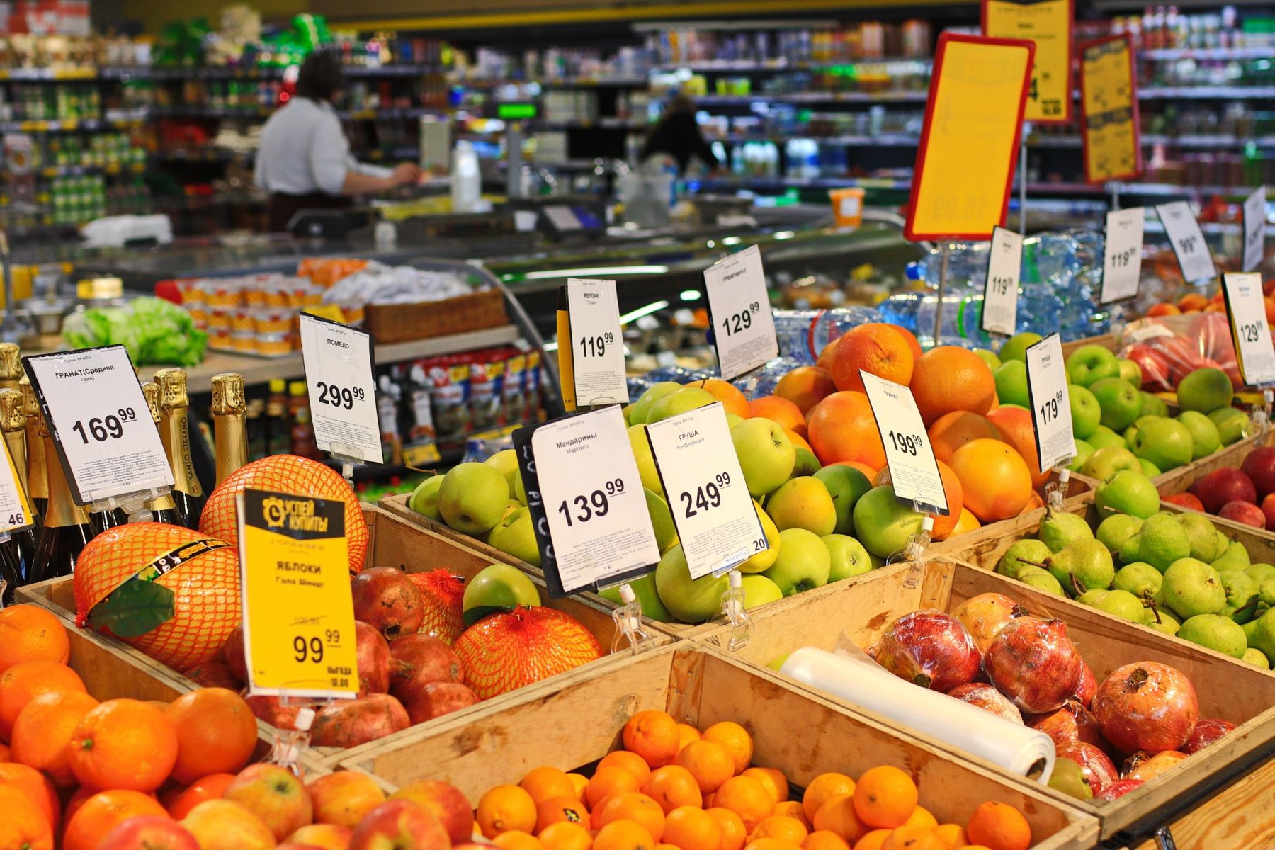 В магазине.