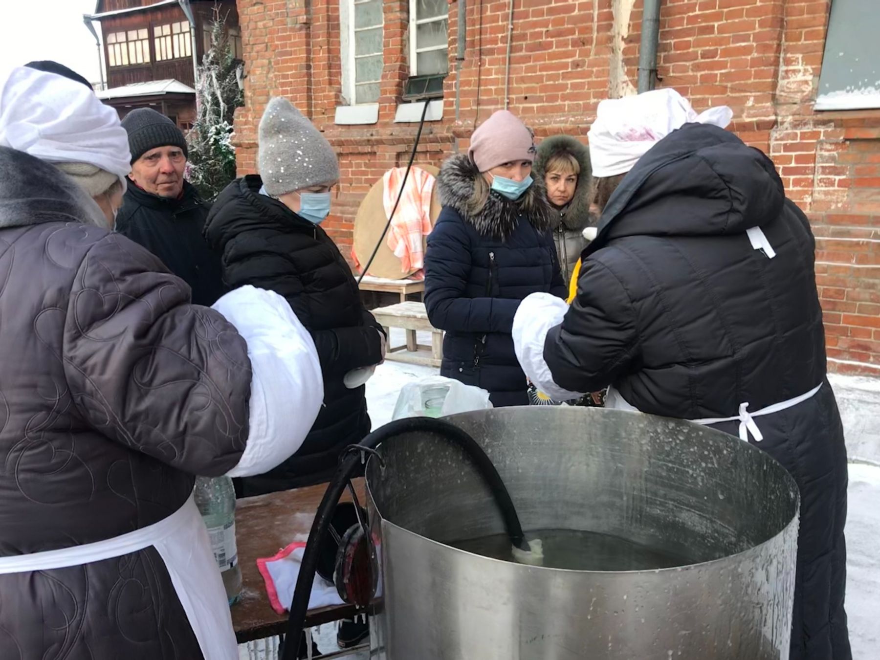 Баки для раздачи воды постоянно пополняются