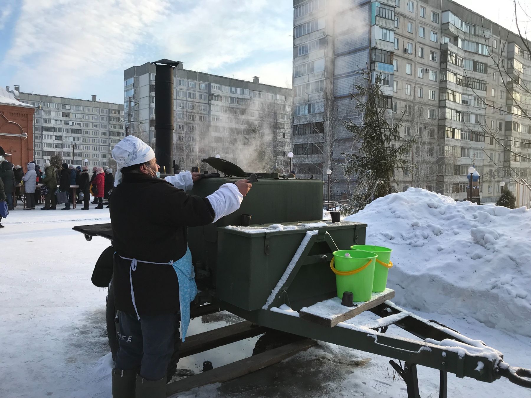 Горячий сладкий чай раздают бесплатно всем желающим