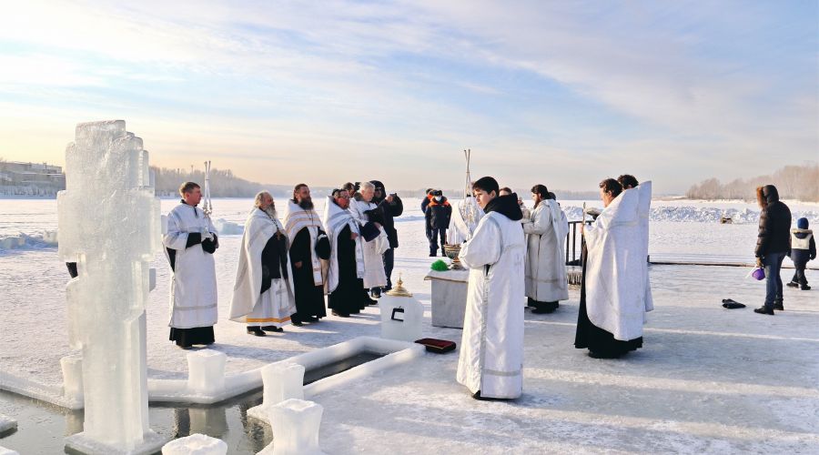 освящение воды на крещение. картинки с крещением 2023 года. крещение господне прорубь. фото с крещения 2023 года. крещение бийск.
